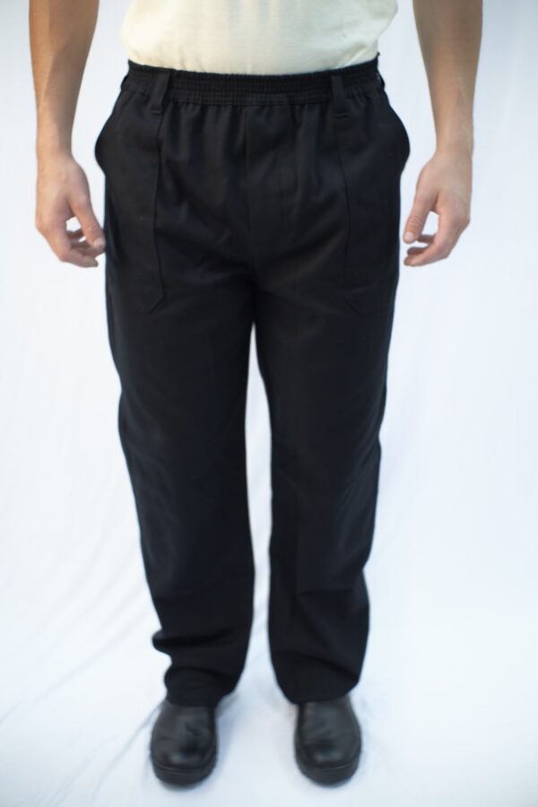 Calça com elastico e PASSANTE na cintura, cor preto